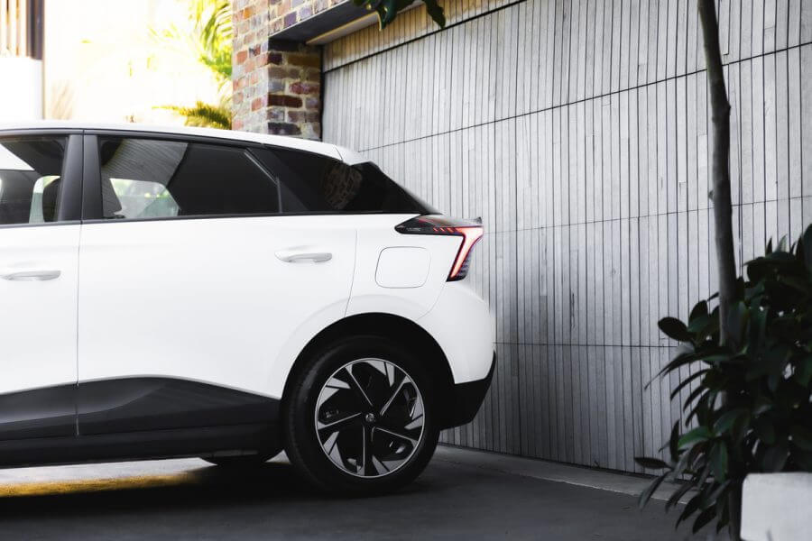 MG4 Excite 51 - back view garage