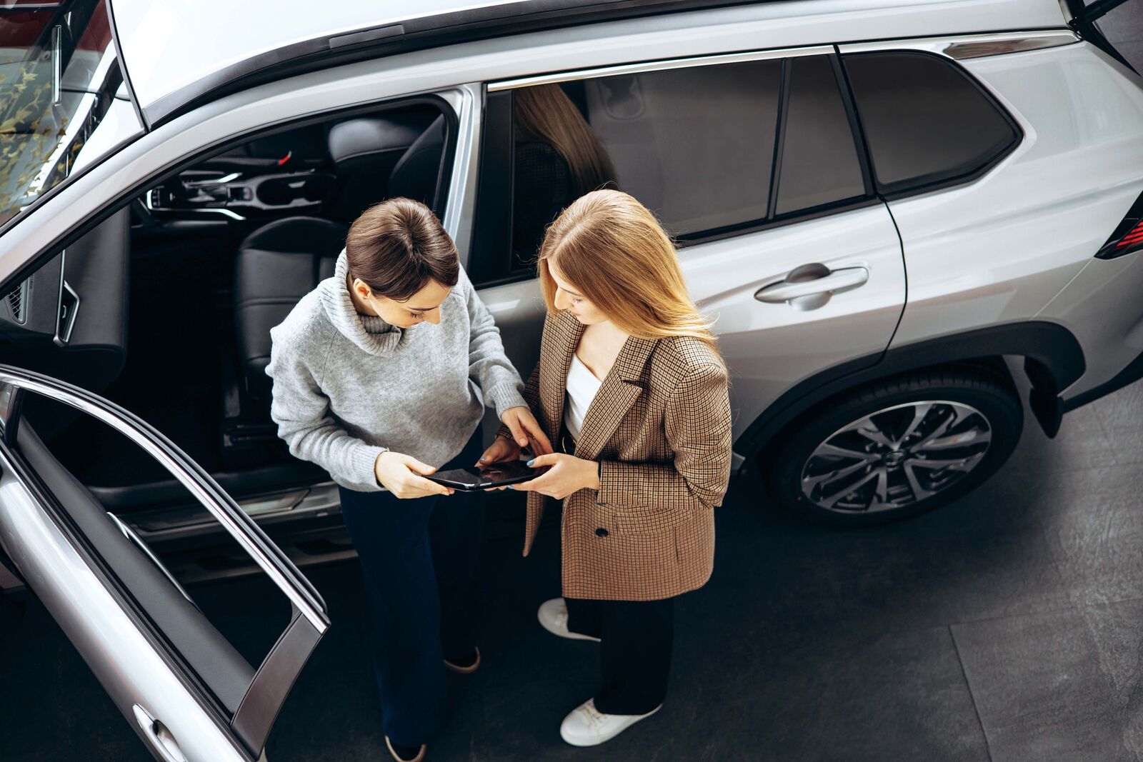 SGF_Onward_People_RGB_LR_32-medium Two people working on tablet in front of a car