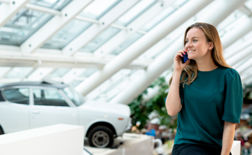Woman is talking on phone globalblog'